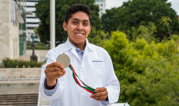 Alumno de la UG gana medalla de plata en certamen internacional de Biología