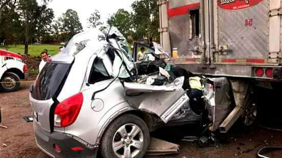 Choca camioneta, se da a la fuga y se mata al chocar con trailer