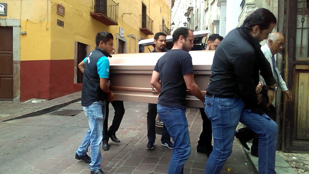 Despiden con aplausos a Emmanuel Navarro