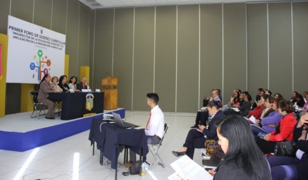 Comparten visiones e intercambian experiencias en torno al rediseño curricular en la UG