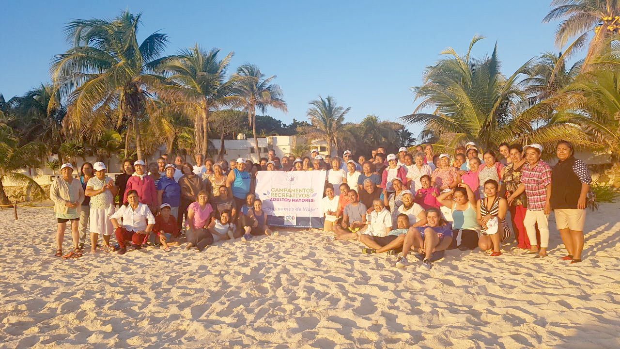 Viajan adultos mayores a Cancún gracias al DIF estatal