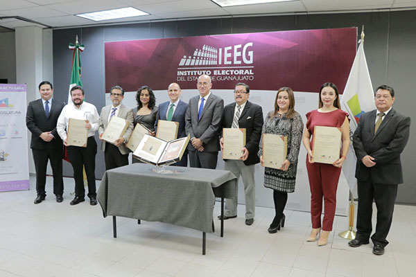 Entregan edición facsimilar de la Constitución de Guanajuato de 1917 al PJE