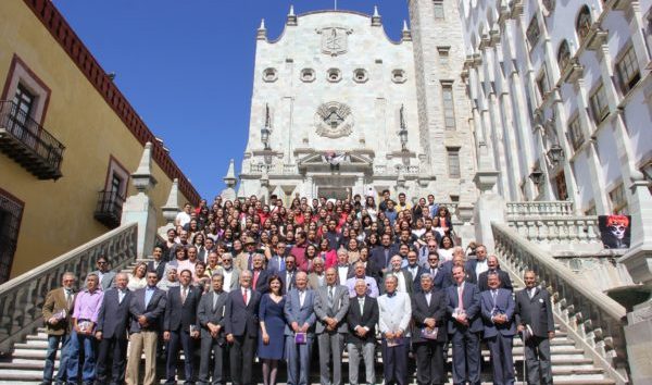 Conmemoran 50 años de la licenciatura en Relaciones Industriales de la UG