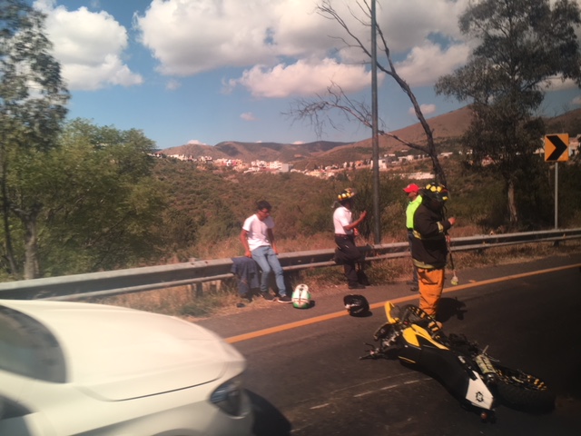 Derrapa moto y desquicia el tráfico