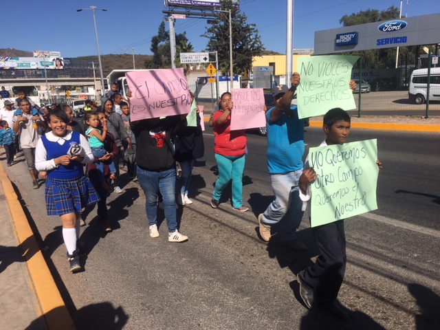 Habitantes de Yerbabuena protestan por su cancha y autoridades no dan la cara
