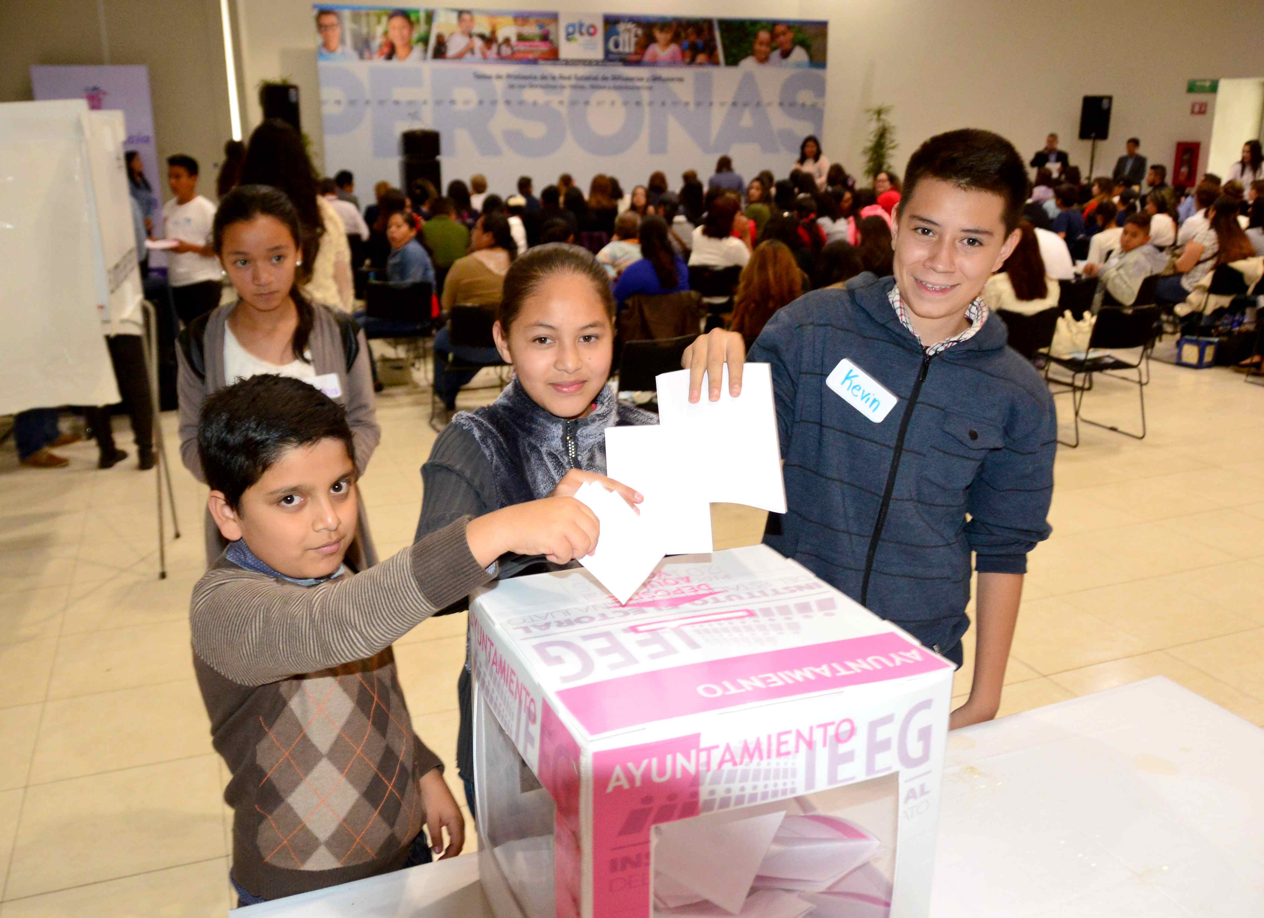 Buscan pequeños defender sus derechos en el parlamento estatal de participación infantil