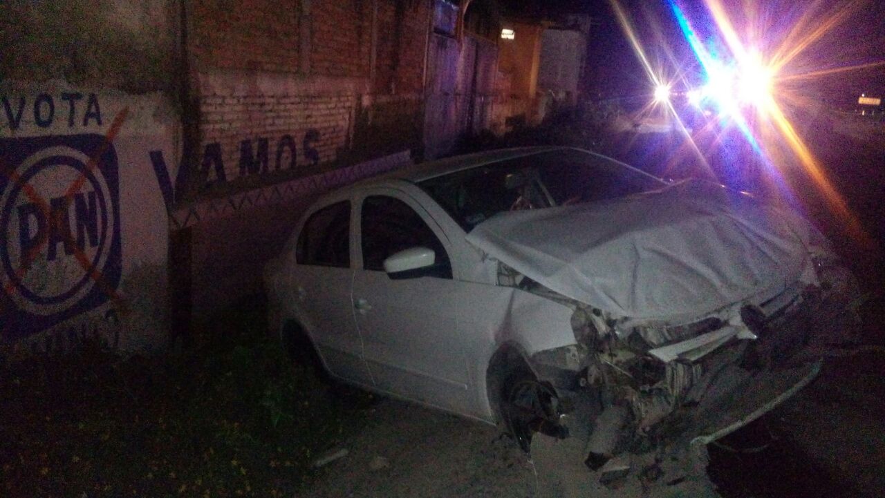 Vuelca carro en libramiento sur, choca con casas de Carmelitas