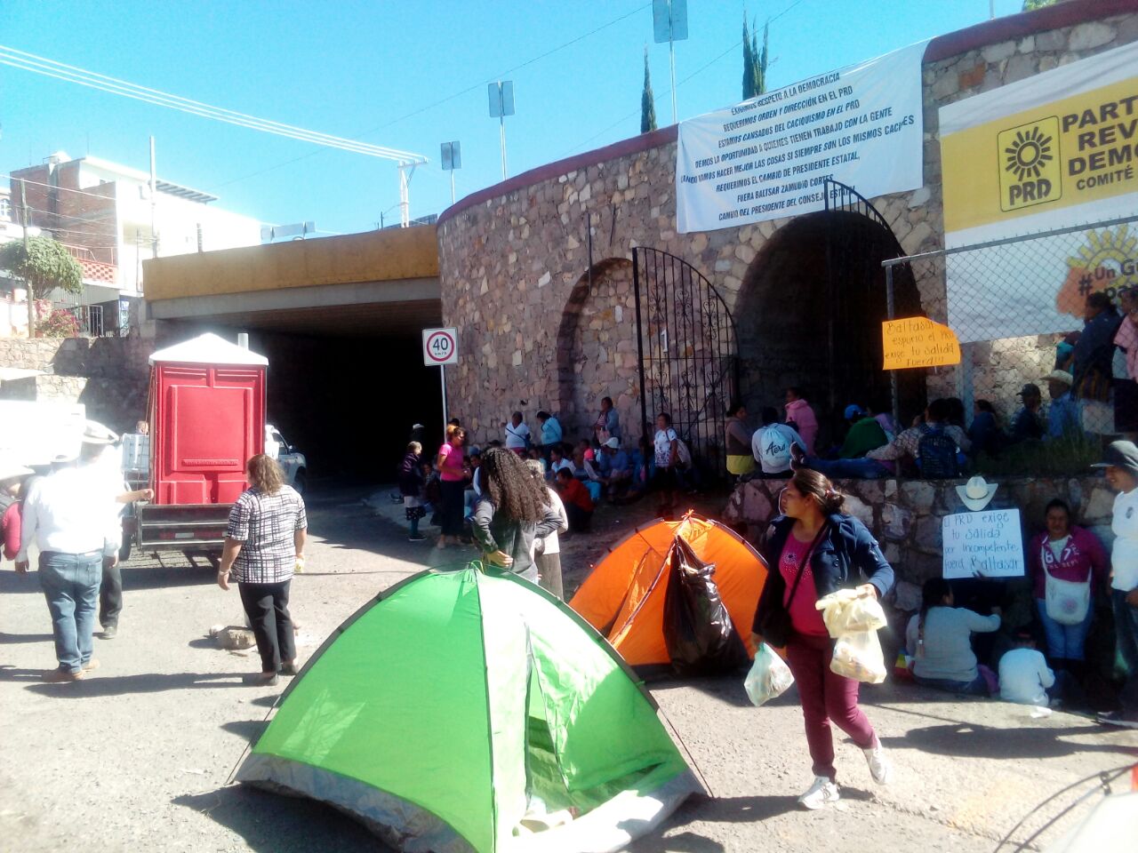 Se manifiestan perredistas contra su líder estatal