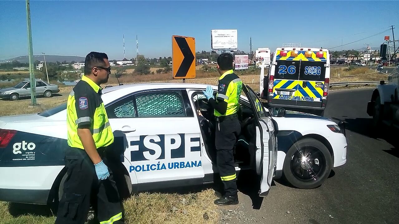 Destrozan patrulla de la policía estatal en Irapuato