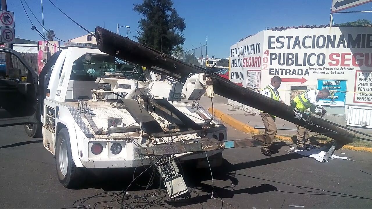 Derriba postes de Telmez y genera intenzo tránsito en Reforma