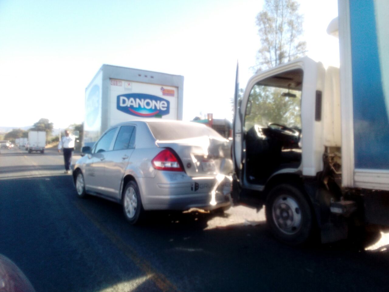 Hombre herido en choque entre camión y automóvil