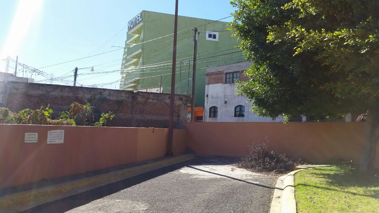 Hollyday Inn bloquea vialidad pública y genera molestias a los ciudadanos