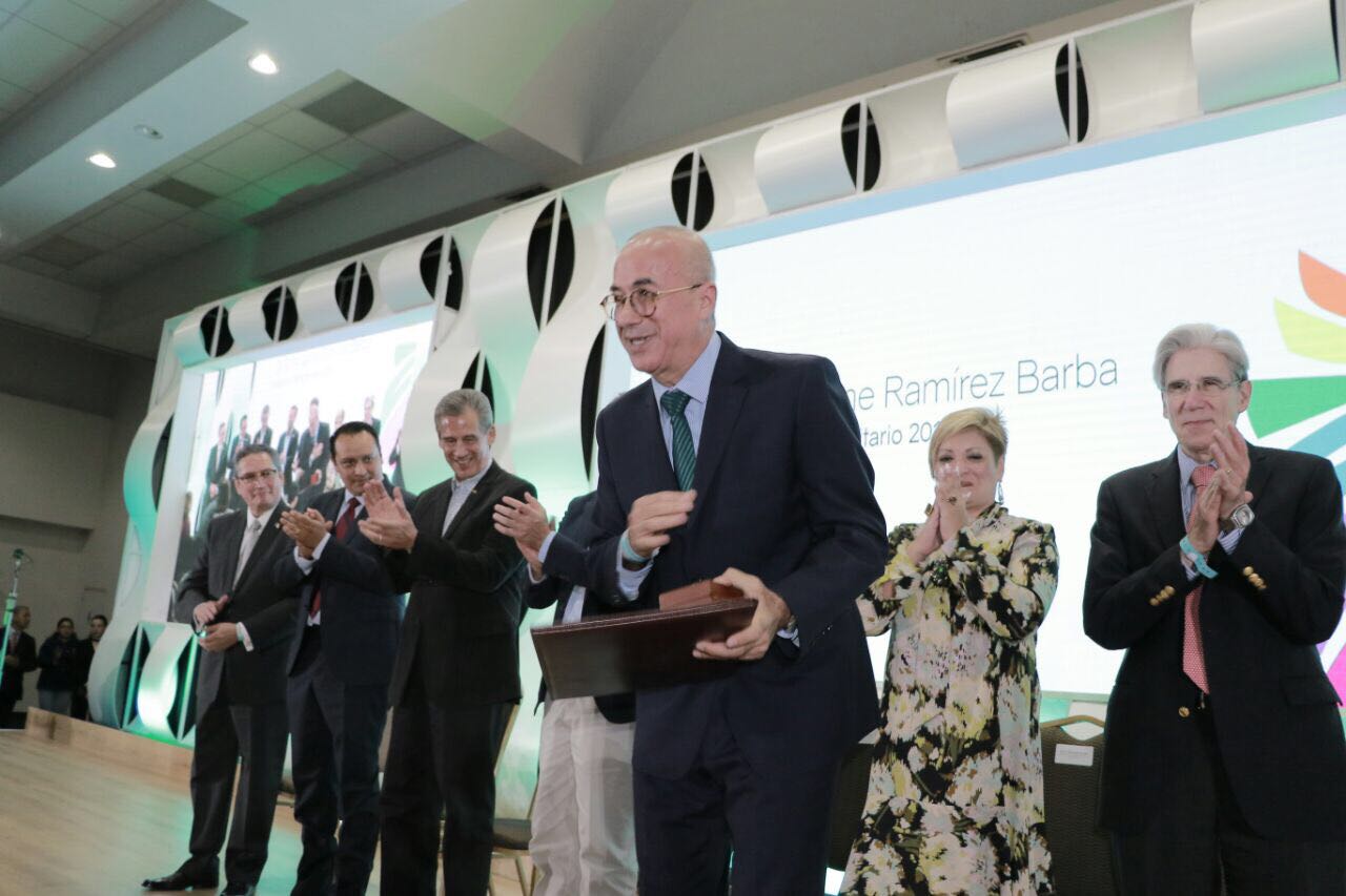 Recibe Éctor Jaime Ramírez Barba «medalla al Mérito Sanitario 2017”