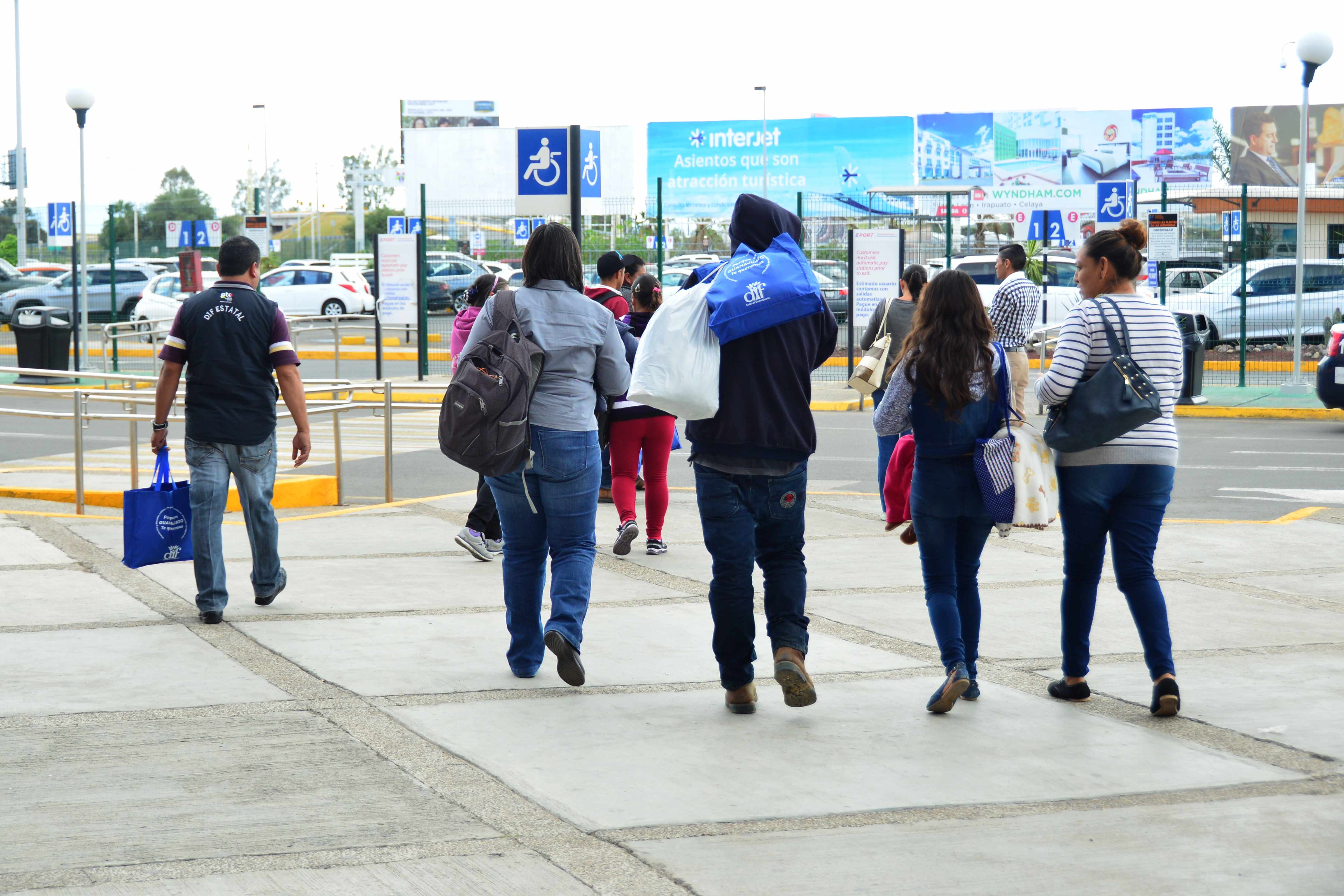 Entrega DIF más de dos mil becas a jóvenes migrantes
