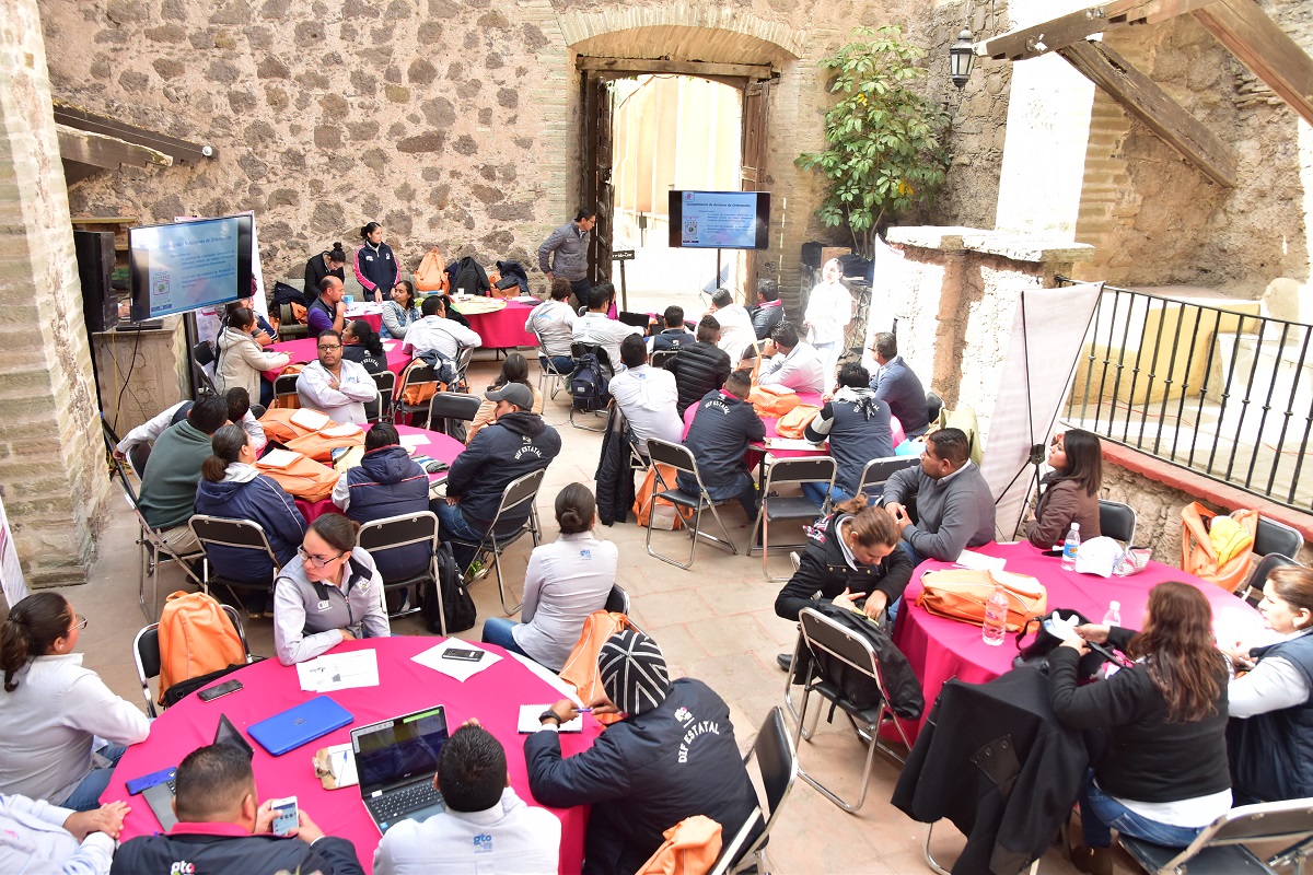Capacitan a más de 235 promotores  de los programas de DIF estatal