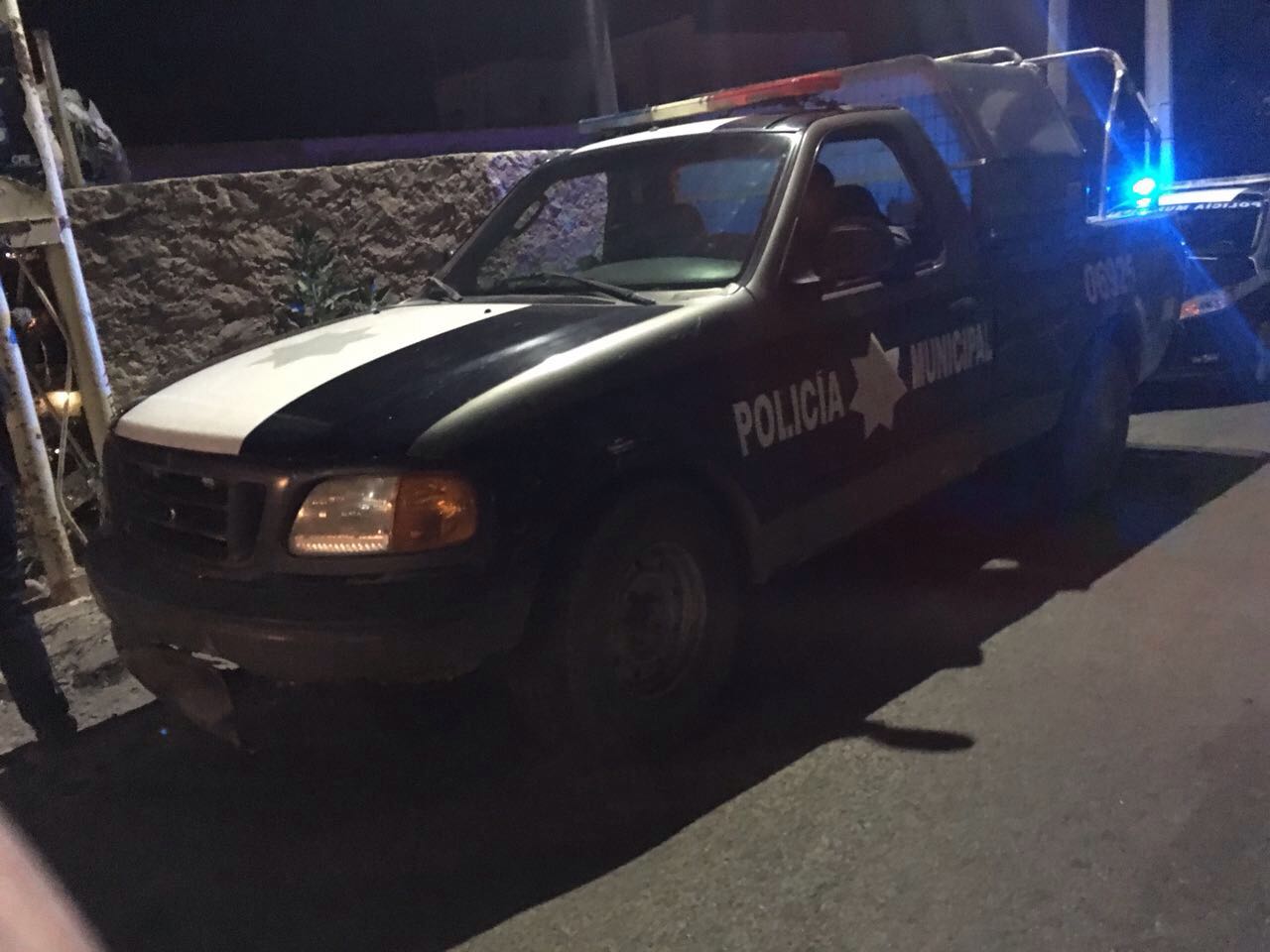 Enfrentamiento entre policías y vándalos deja dos baleados en El Ejido.
