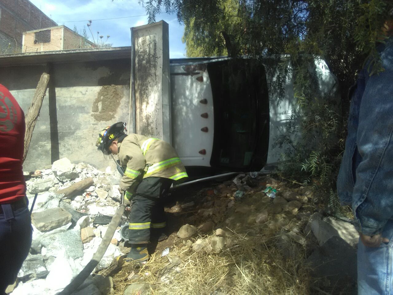 Vuelca camioneta de Obra Pública