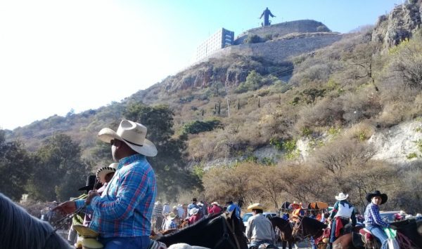 Estudiantes UG muestran compromiso social brindando atención veterinaria gratuita