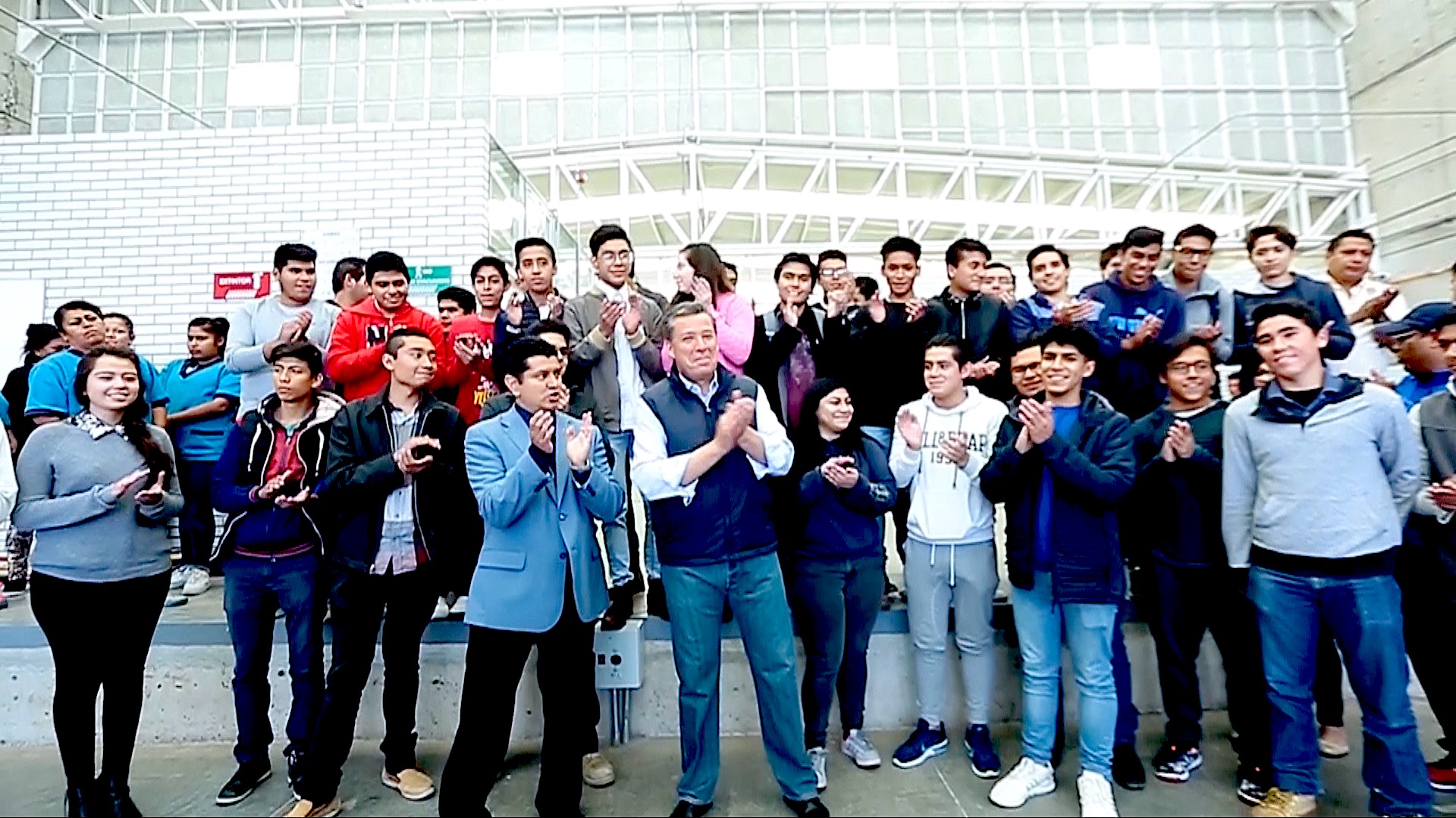 Dona estado avión a los alumnos del CECYT 17