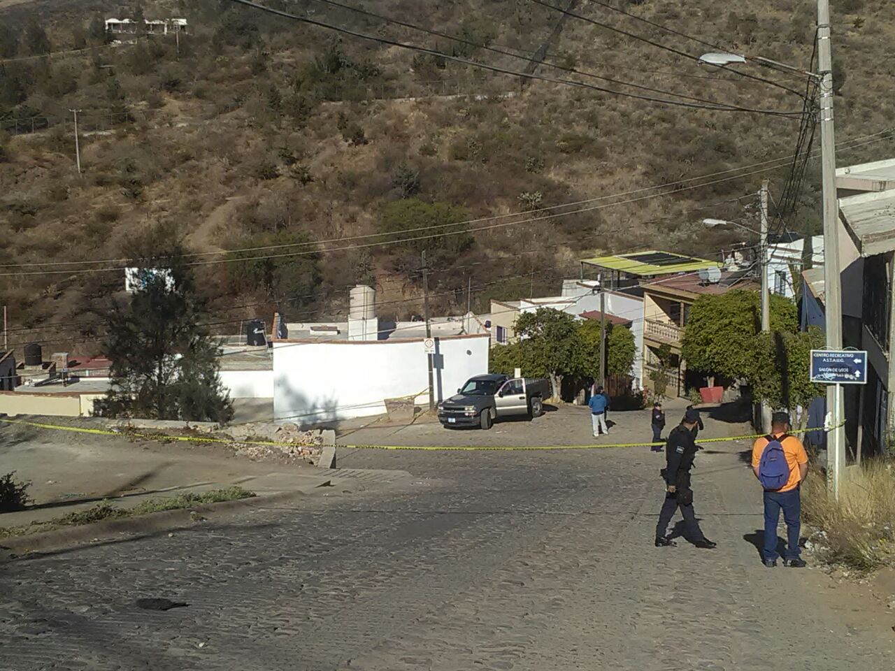 Asesina a sus padres; hiere a su hermano