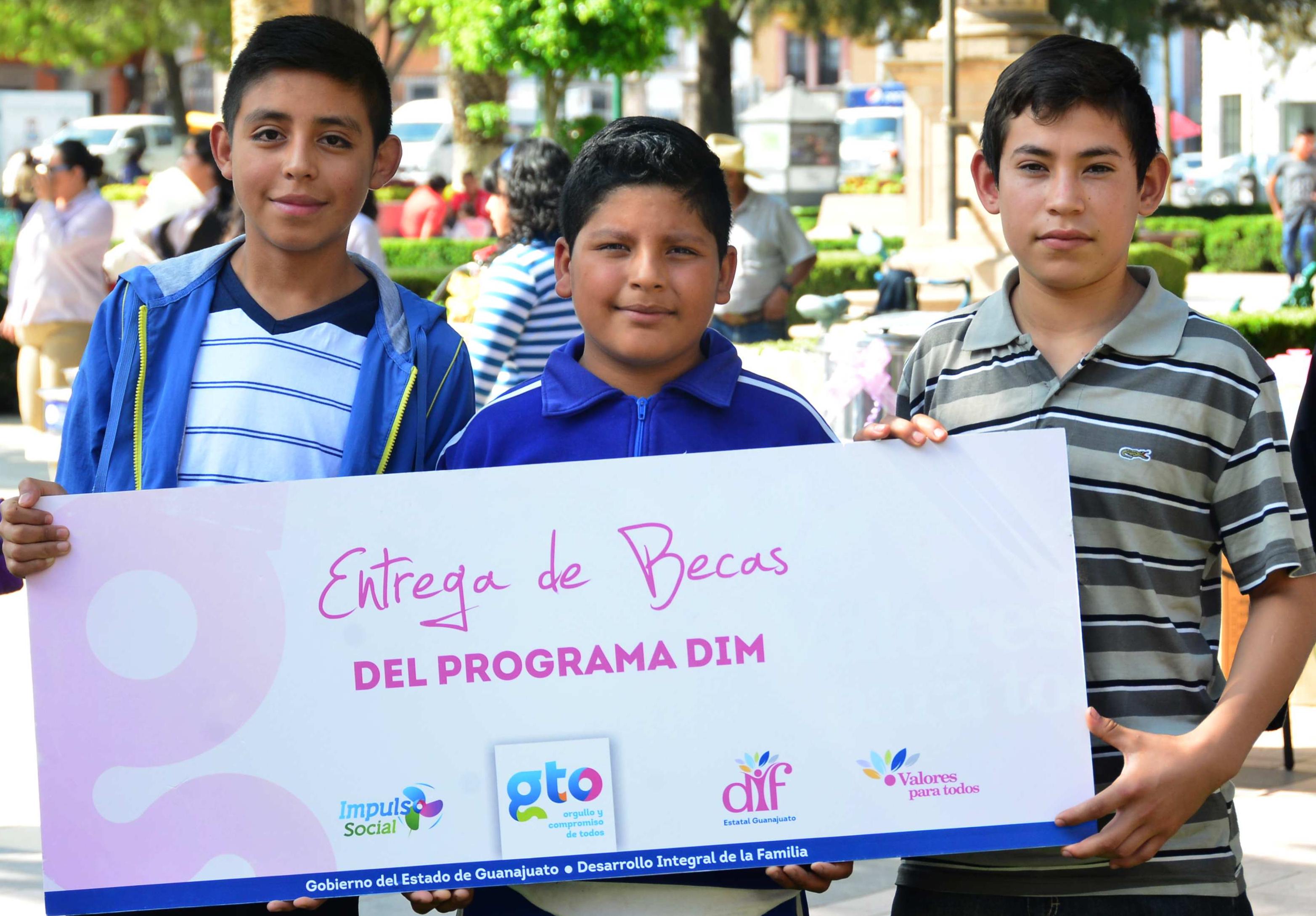 Invierte DIF estatal 18mdp en becas para niños y jóvenes