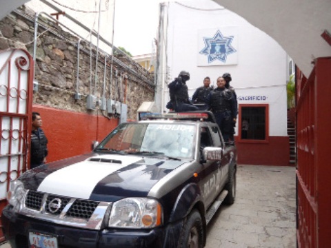 Agreden familiares de asaltante a policías
