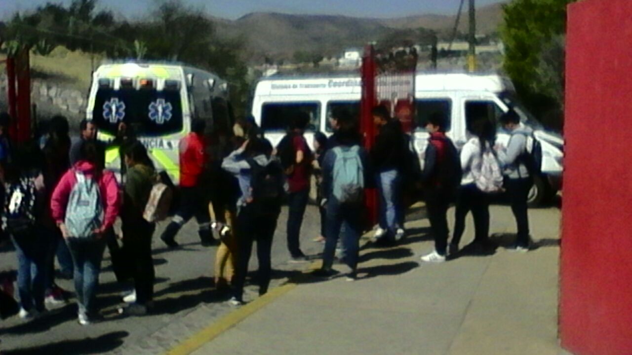 Sprinter a DCEA se queda sin frenos; 10 estudiantes heridos