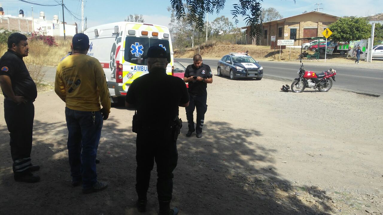 Fuerte accidente entre motocicleta y automóvil