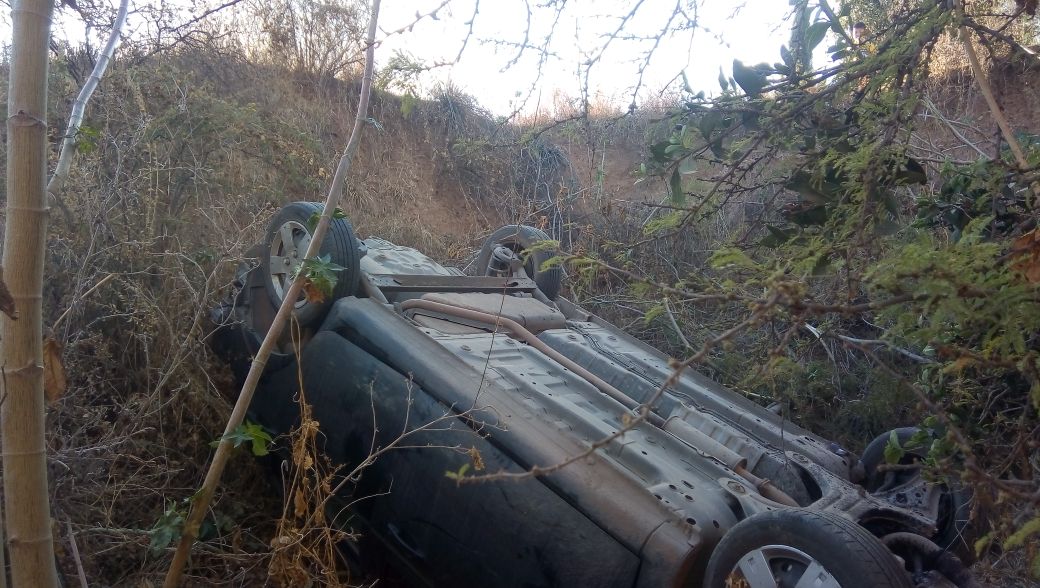 Cae en arroyo y queda llantas arriba en Molineros