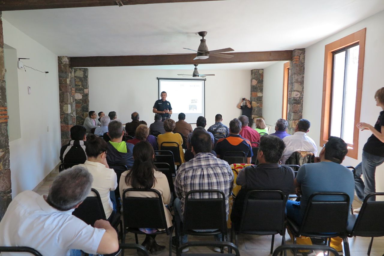 Capacitan a empresarios y prestadores de servicio