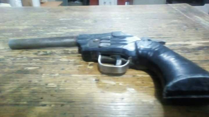 Capturan a hombres con pistola y droga en bar
