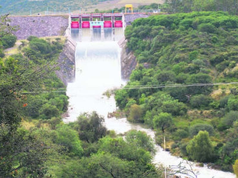 Niño cae a presa y se ahoga