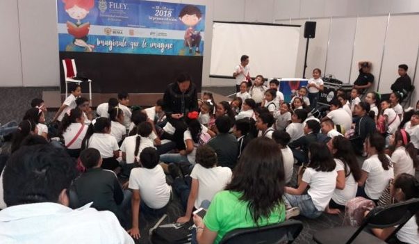 Cuentacuentos egresado de la UG deleita a chicos y grandes en la FILEY 2018