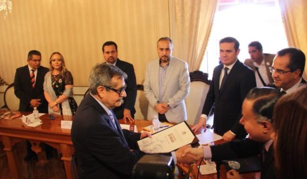 Homenajean a dos universitarios con la presea “Guanajuatense Distinguido”