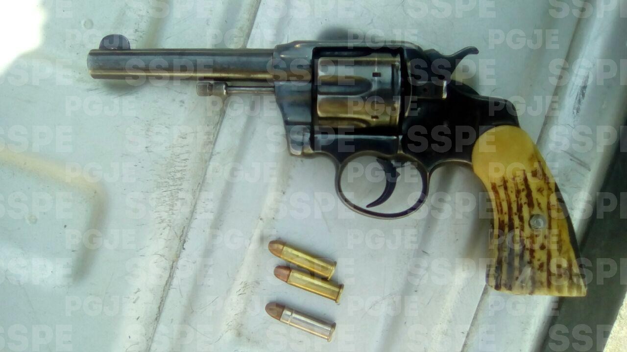 Detienen en Valle de Santiago a dos personas en posesión de un arma de fuego y droga