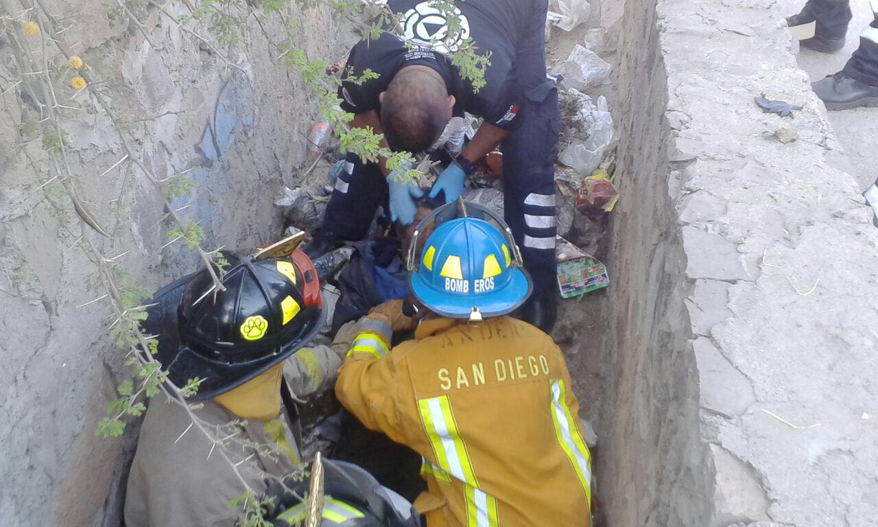 Hombre mayor queda atrapado en alcantarilla