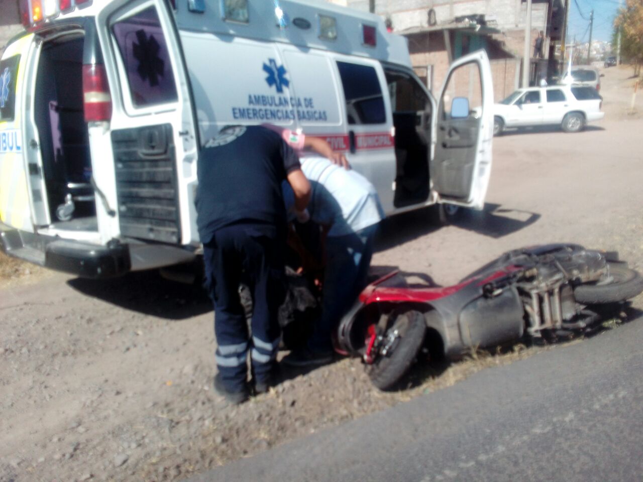 Se lesiona motociclista