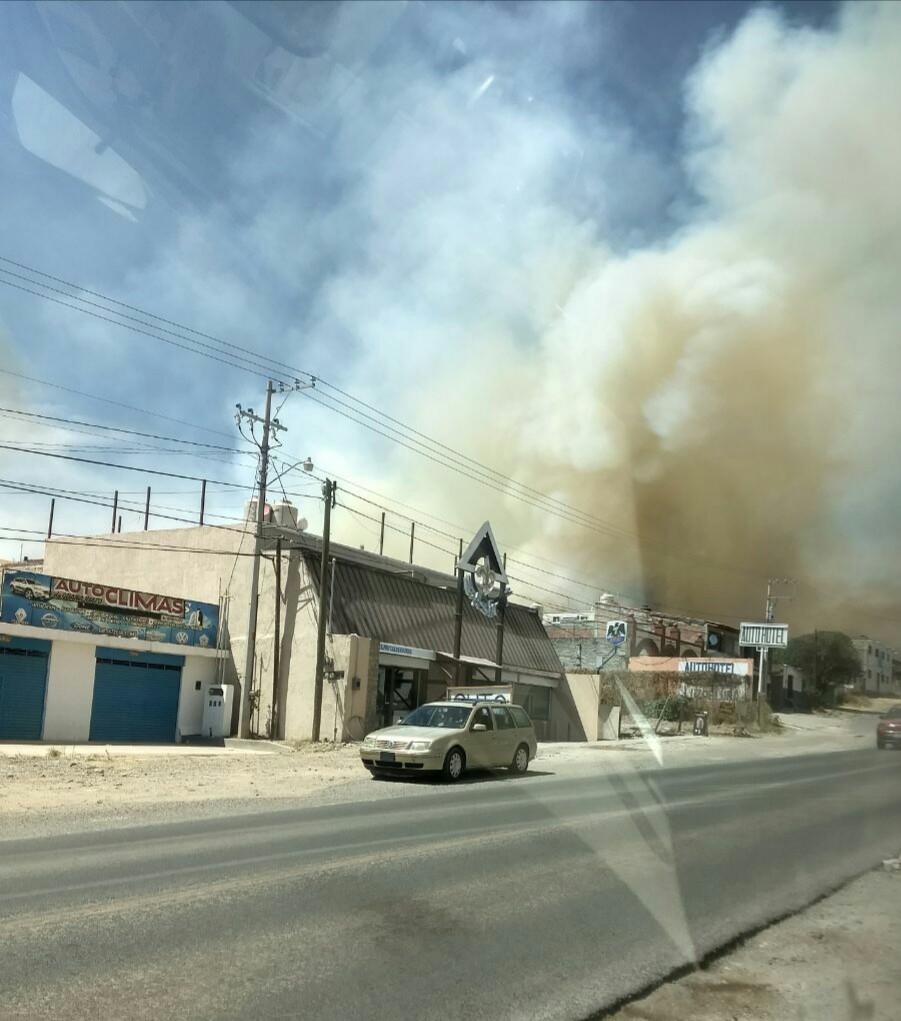 Se intoxica hombre al intentar apagar incendio de pastizal