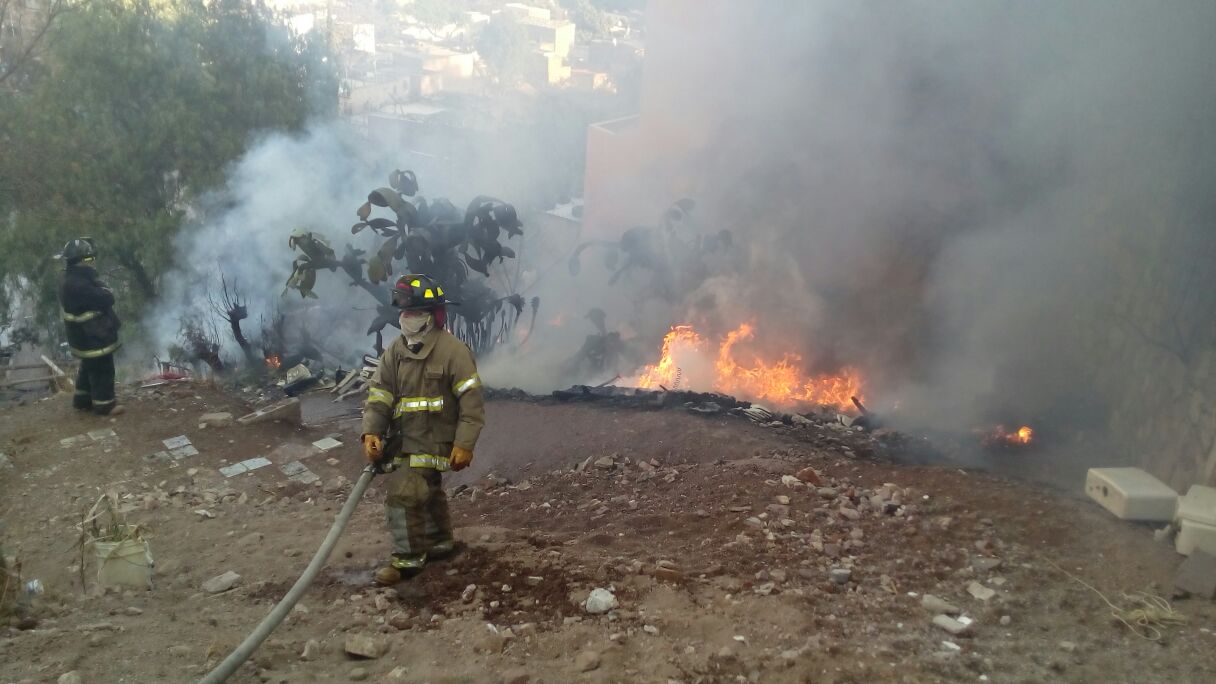 Incendio arrasa con bodega de reciclaje