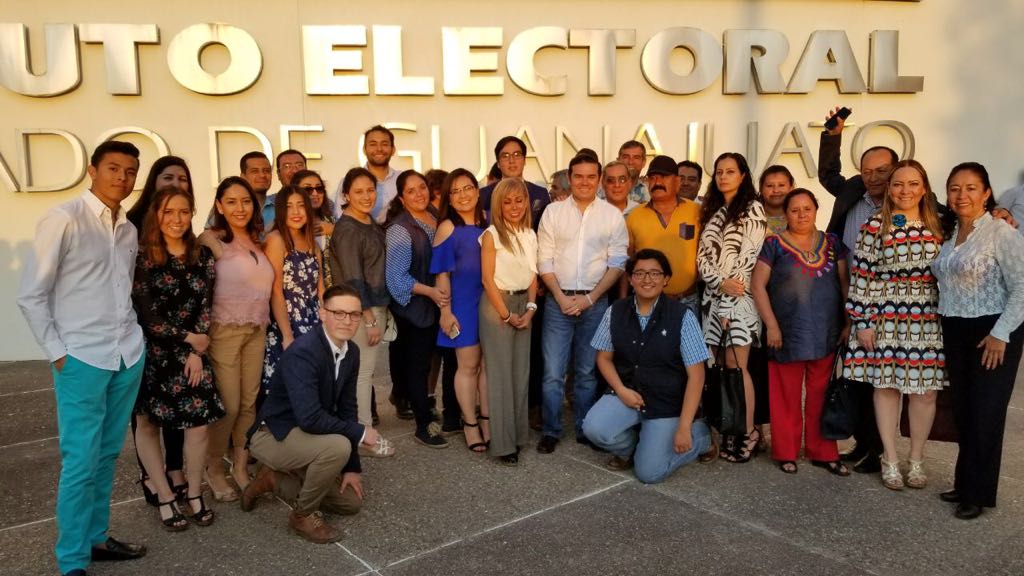 Navarro se registra como candidato del PAN