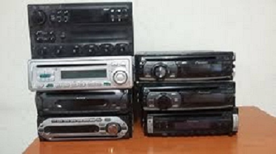 Detienen a hombre con autoestéreos robados