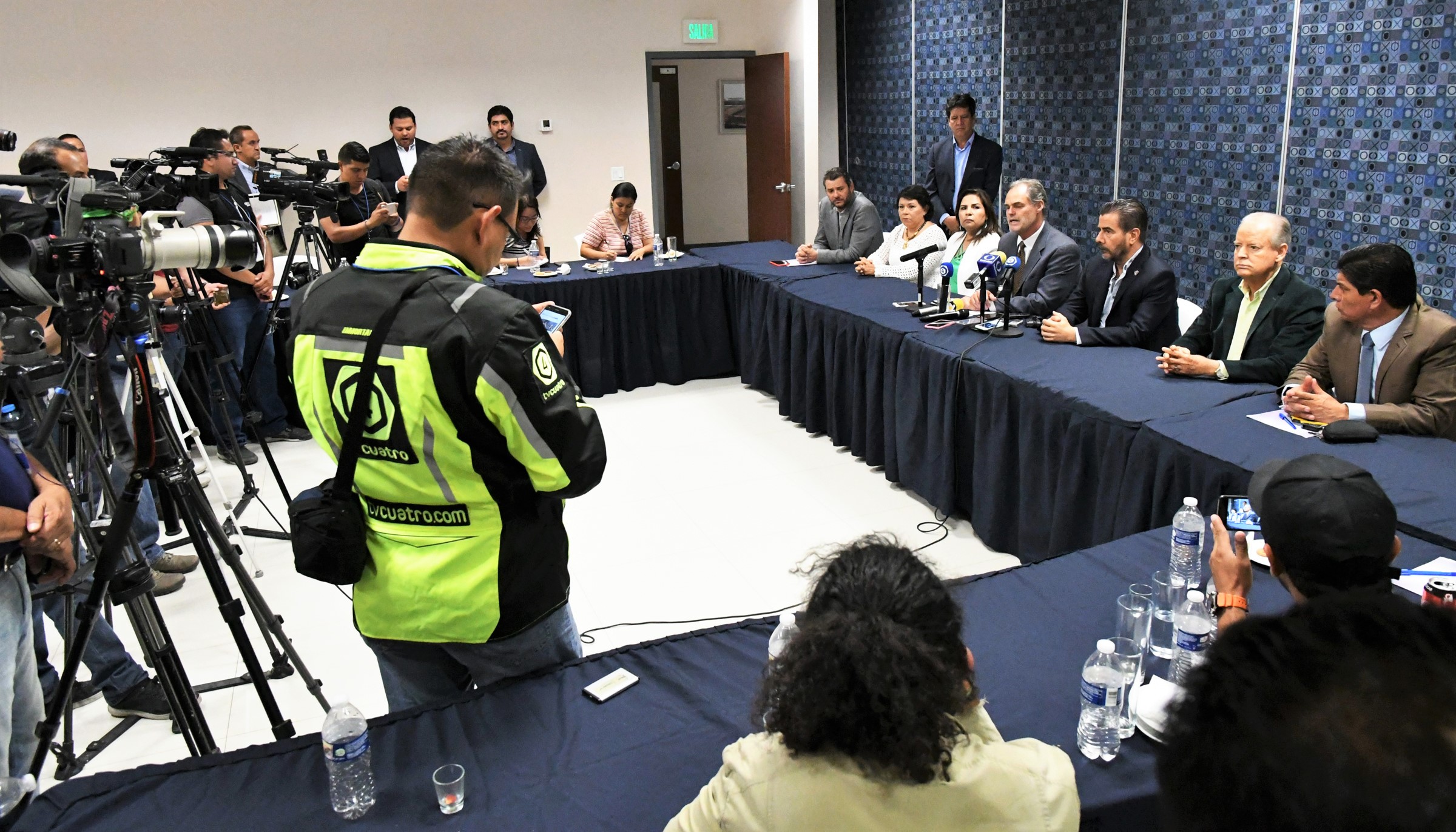 Se reunen diputados con el secretario de seguridad Alvar Cabeza de Vaca