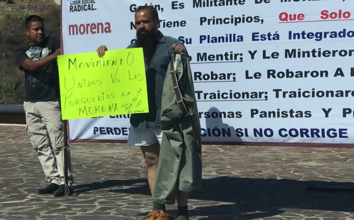 Reclama ‘El galán’ por la candidatura de Irma; se baja los pantalones en protesta