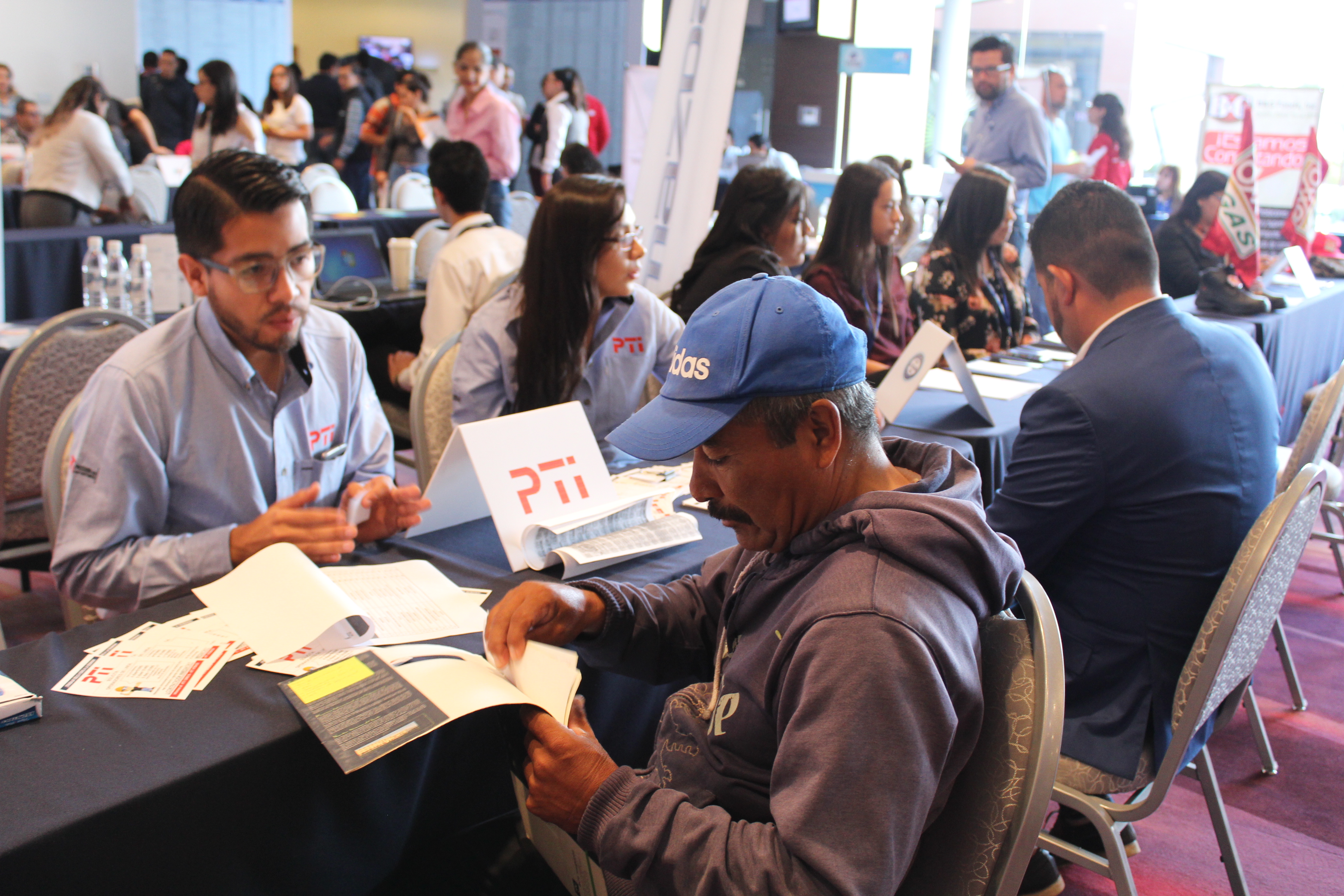 Acercan empresas oportunidades de trabajo