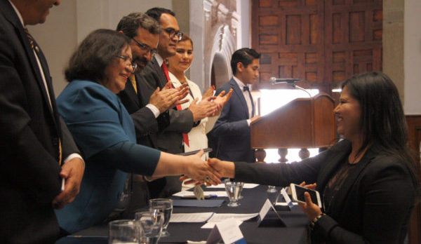 Galardonan a estudiantes de excelencia en la División de Derecho, Política y Gobierno