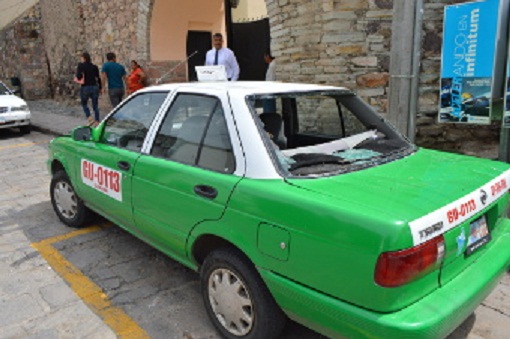 Roban a taxista en la capital