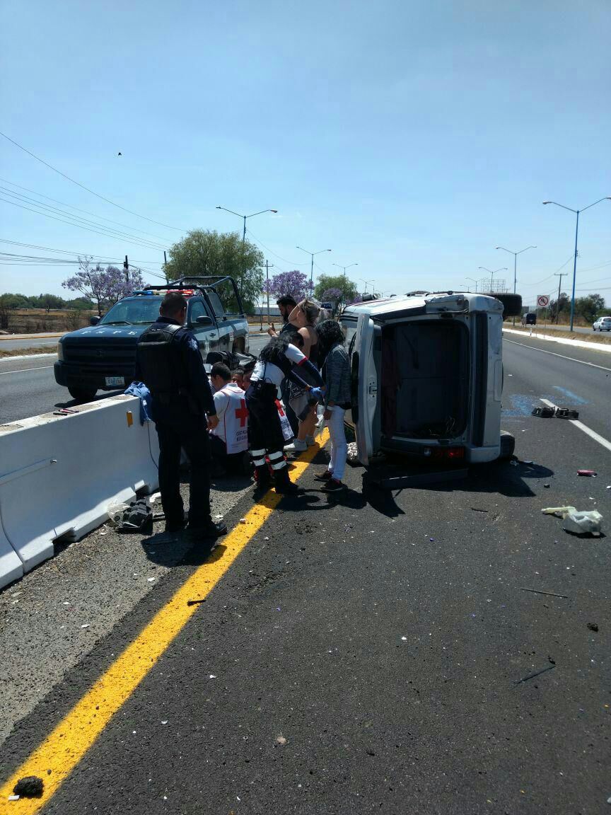 Vuelca camioneta en la autopista