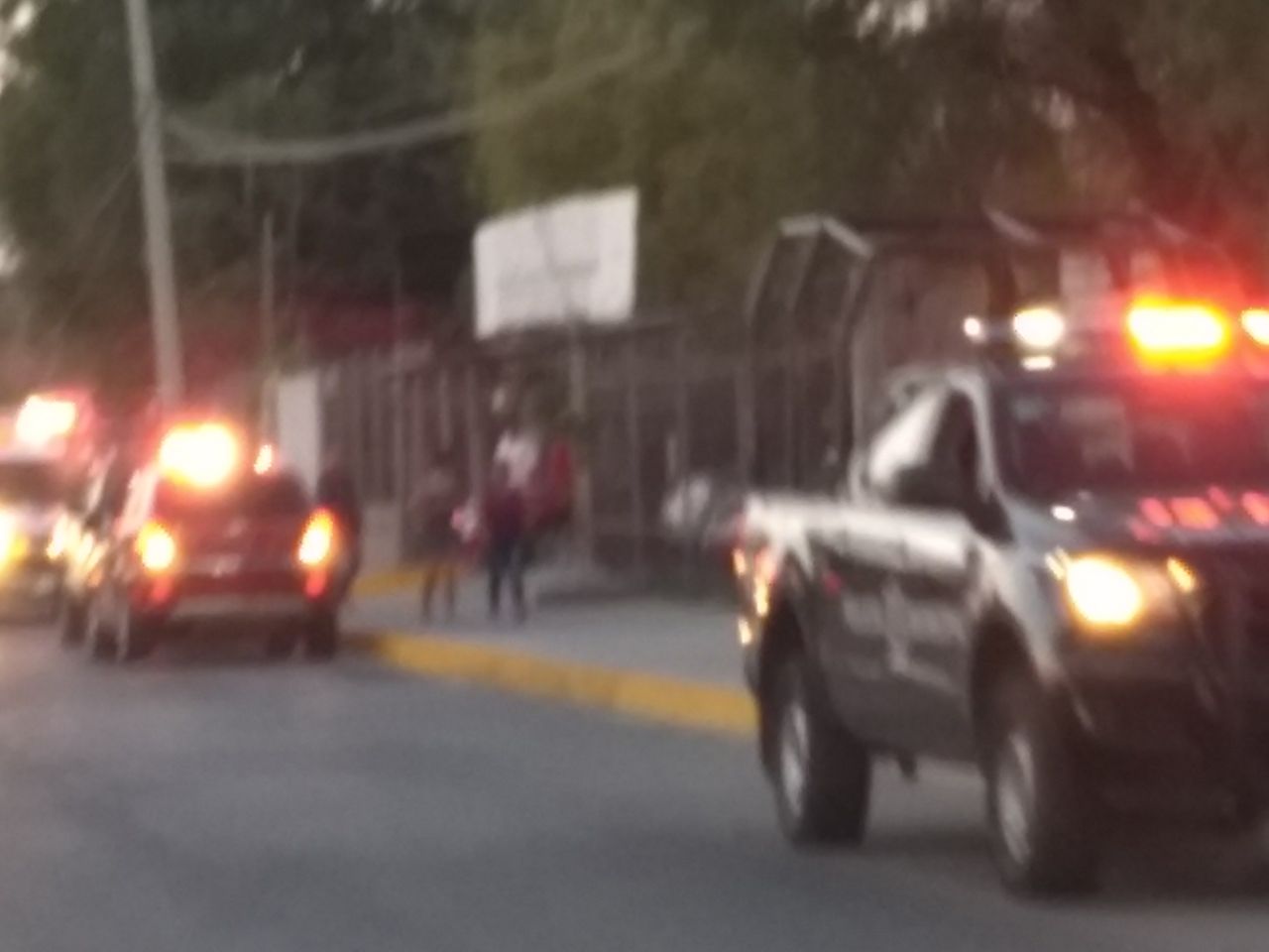 A balazos asaltan lote de autos