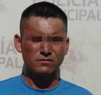Orinó en la calle y lo agarra la policía; llevaba un arma y droga