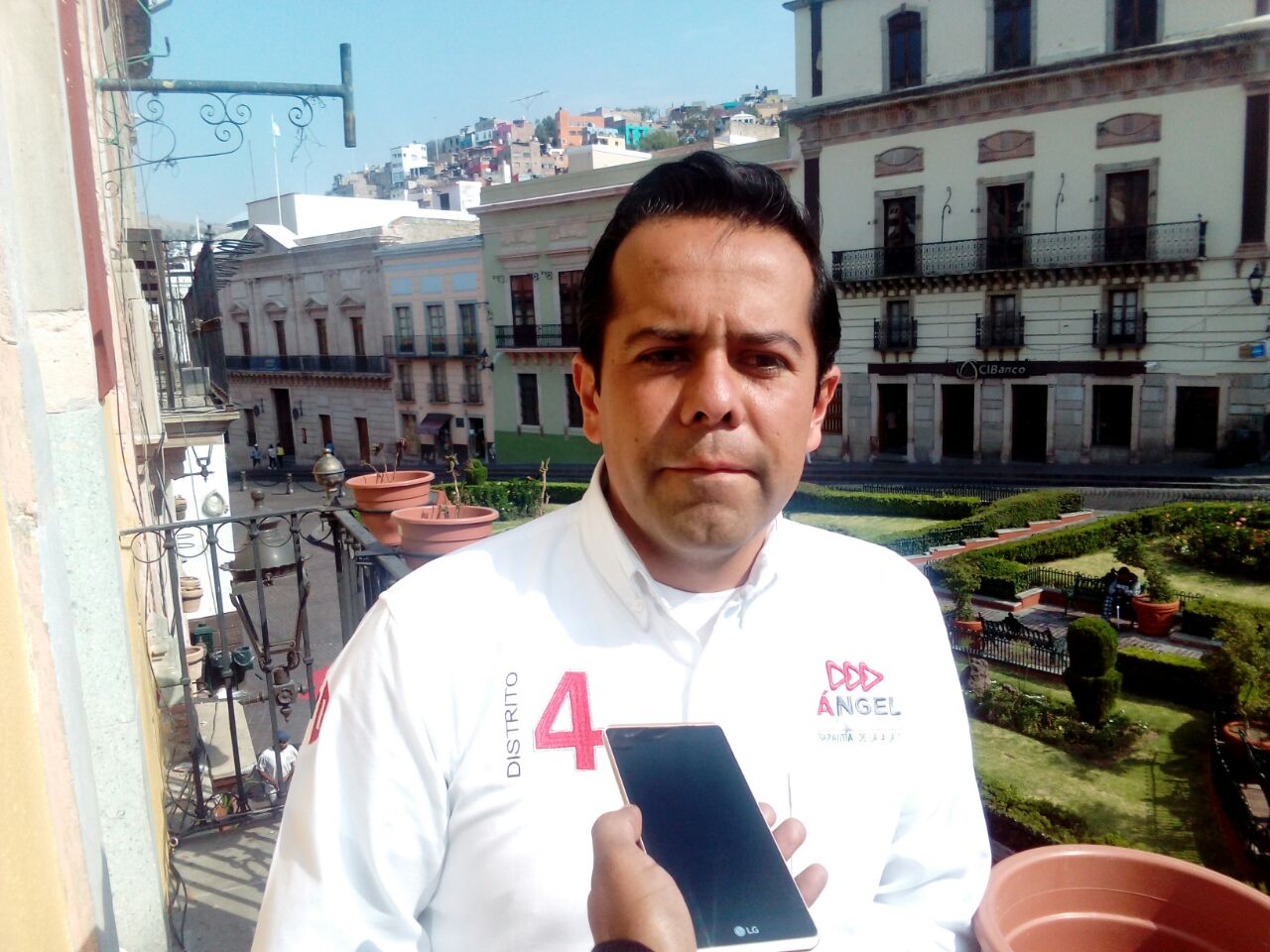 Participa Ángel Zamora en foro en la escuela Normal